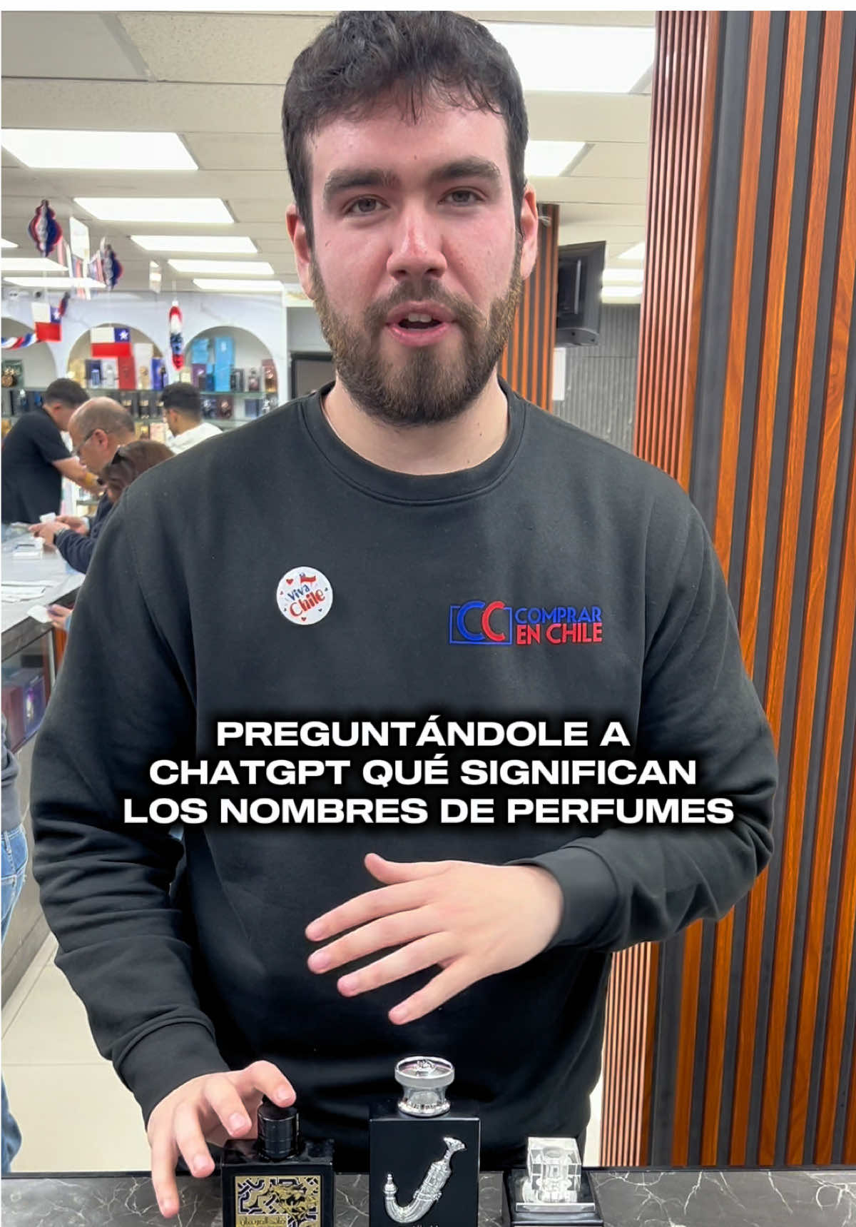 🌙✨ En este video averiguamos qué significan los nombres de 3 perfumes árabes. Muchas veces los frascos llaman la atención, pero sus nombres esconden significados profundos, poéticos y con mucha historia detrás. En Comprar en Chile no solo vendemos perfumes árabes, también nos gusta descubrir y compartir los detalles que hacen únicas a estas fragancias. 👉 ¿Sabías lo que significaban? Cuéntanos en los comentarios cuál te sorprendió más. #perfumes #perfumeschile #comprarenchile #perfumería #perfumesarabes  