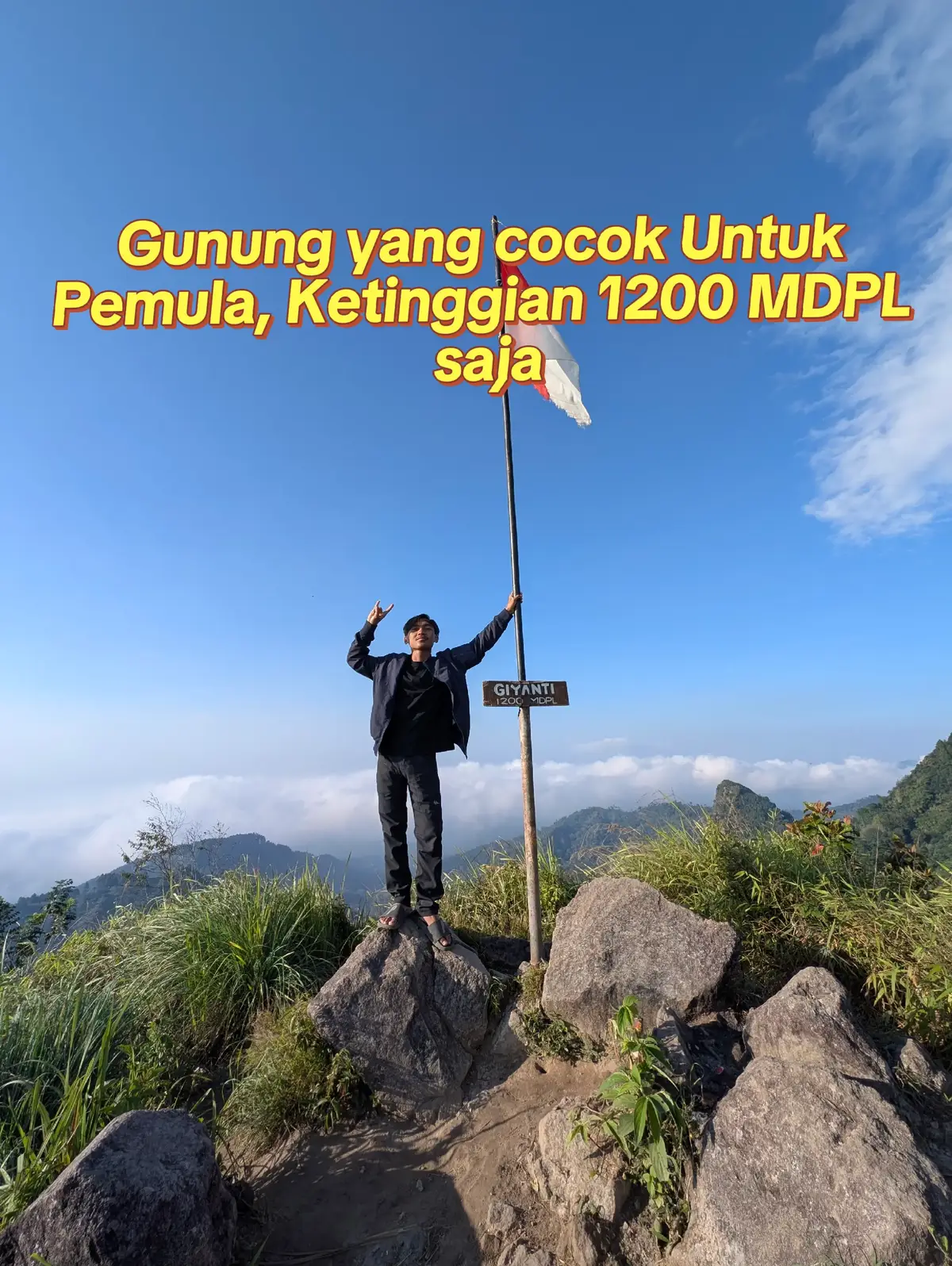 Gunung Giyanti 1200 MDPL, meskioun tidak terlalu tinggi tetapi menyuguhkan pemandangan yang luar biasa. Trackinh sampe puncak juga tidak terlalu lama, berjalan santai 15-20 menit saja. Cocok untuk pemula yang ingin naik gunung. #masukberanda #giyanti #fyp #gunung 