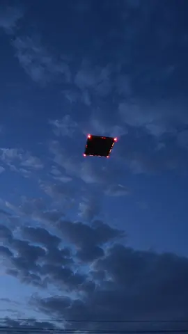 Low-Flying UFO With Red Lights Shocks Neighborhood #UFOs #ufo #UAP #uaps #ovni 