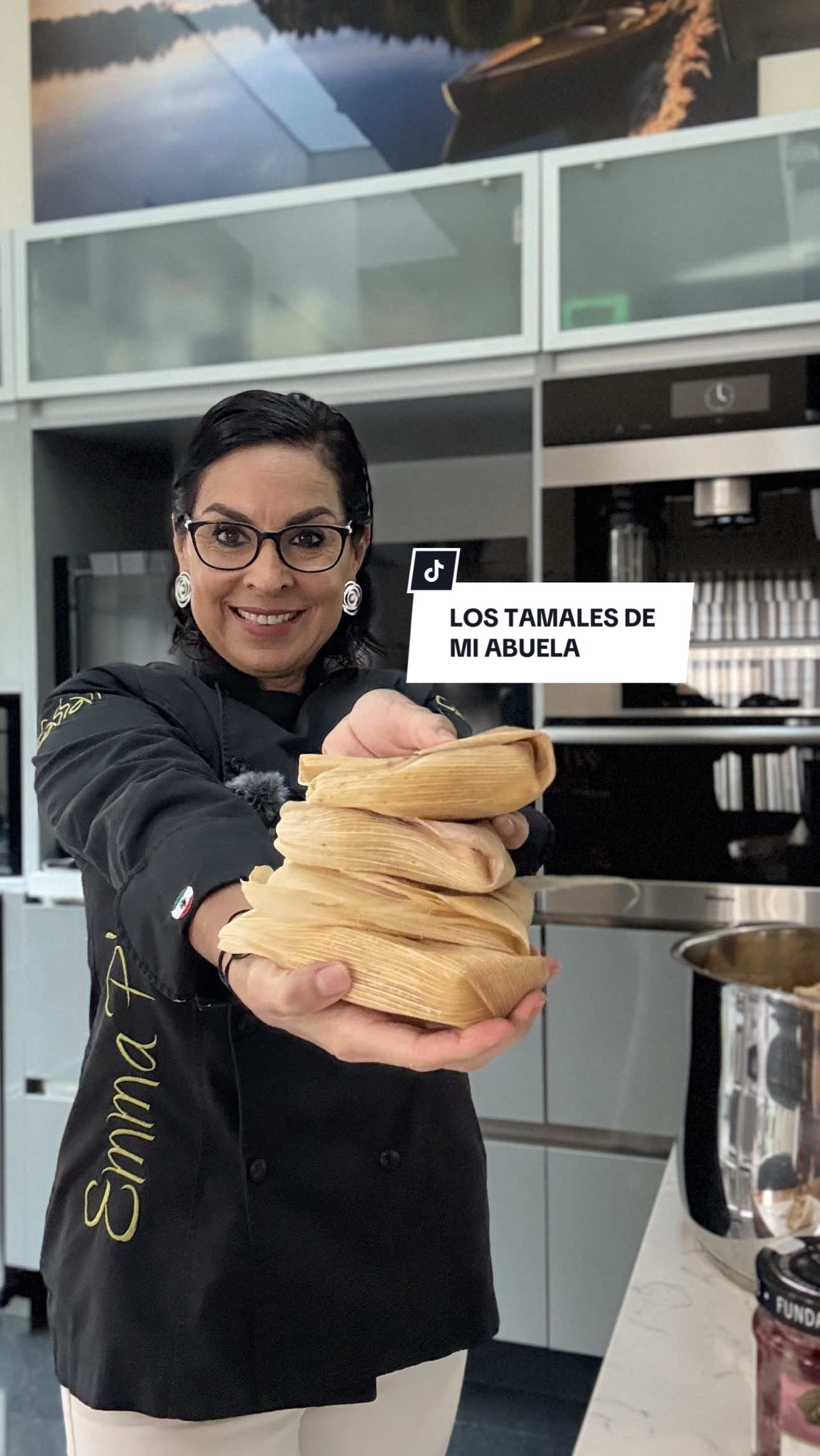 TAMALES DE ZARZAMORA CON QUESO CREMA   Encontré el recetario de mi abuela y tiene muchas recetas de tamales. Es tradición en mi familia preparar de todos colores y sabores. Estos son de mis favoritos desde niña. Acompáñame con Helios a recrear #lasRecetasDeLaAbuela, te dejo la receta completa, guárdala, compártela y dime cuáles son tus favoritos.¡Si te gusta, dale like!  Dentro de mis opciones dulces te comparto estos sabores por si se te antoja alguno: Arroz con leche Piña con nuez Nata y fresa Dulce de leche y nuez Chocolate Elote Guayaba   Rendimiento: 24 tamales 40 hojas de maíz para envolver 180 grs mantequilla a temperatura ambiente, manteca de cerdo o manteca vegetal 500 grs harina de maíz nixtamalizada 1 cdita Polvo de hornear ¼ cdita sal 1 lata leche condensada 3 tazas de leche 1 taza mermelada zarzamora @Helios1901Mexico 190 grs queso crema , dividido en 24 porciones   1.        Remojar las hojas de maíz en agua caliente. 2.        Acremar la mantequilla  hasta que esponje, añadir el harina con el polvo de hornear y la sal, continuar batiendo hasta que se integre, añadir la leche condensada y leche. Continuar batiendo hasta que la masa flote al colocar una cucharadita en un poco de agua 3.        Colocar ¼ de taza de la mezcla sobre una hoja de tamal, untar bien, colocar 1 cda de mermelada y una tira de queso crema 4.        Armar una vaporera colocando hojas de maíz en el fondo, colocar un recipiente que genere altura, Agregar aproximadamente 1 litro de agua caliente y colocar los tamales paraditos. Tapar y cocinar al vapor de 30-40 minutos o hasta que al revisarlos, se despegue bien de la hoja. 5.        Para recalentarlos aconsejo en microondas o al vapor.   @helios1901 #tamales #tamalesmexicanos #recetamexicana #cocinamexicana 