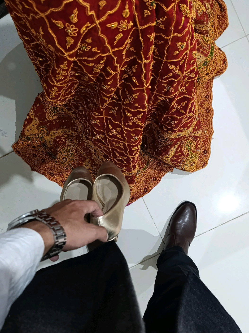 My pride dies… when she smiles at me...👑🖤 Main unke peeche chalta hoon.. heels haath mein… har qadam meri deewangi ka saaz hai. Male ego? Wohi ghul jaata hai jaise hi unki nazar mere dil par girti hai. Woh chalti hain aur main un k saayon mein ghul kar unki duniya mein kho jaata hoon… kyunki ek villain bhi apni princess ke liye har qurbani dene ko tayyar hota hai..🎀🤌🏻🖤✨🥹 . . 💎 Your one follow = meri mehnat ki roshni, meri dua ka jawab 🤍🥹...10K isn’t just a number… it’s a family I’m building 🖤 Be a part of it 🥹... . 🖤 𝗦𝘂𝗯𝘀𝗰𝗿𝗶𝗯𝗲 𝗺𝘆 𝗬𝗼𝘂𝗧𝘂𝗯𝗲 𝗰𝗵𝗮𝗻𝗻𝗲𝗹 𝗹𝗶𝗻𝗸 𝗶𝗻 𝗺𝘆 𝗯𝗶𝗼 🖤 Menofmood 👈🏻❤️‍🔥 . 📍 𝗙𝗼𝗹𝗹𝗼𝘄 𝗺𝗲 𝗼𝗻 𝗜𝗻𝘀𝘁𝗮𝗴𝗿𝗮𝗺 📍_menofmood👈🏻❤️‍🔥 . #creatorsearchinsights #menofmood #fictionalmen #DarkRomance #villian 