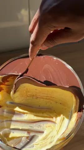 Bombom de Maracujá na Travessa 😍🥭🍫 Creme de Maracujá: 	•	Leite condensado: 2 caixas (790g) 	•	Creme de leite: 2 caixas (400g) 	•	Leite em pó: 100g (aprox. 1 xícara) 	•	Suco concentrado de maracujá: 260 ml (aprox. 1 xícara) Ganache: 	•	Chocolate meio amargo ou ao leite: 260g (aprox. 1 e 1/3 xícaras picado) 	•	Creme de leite: 200g (aprox. 1 xícara) (Modo de preparo: no vídeo) #Receitas #confeitaria #mousse #bombom #maracuja