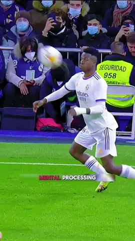 This is what a football IQ of 200 looks like. 🧠⚡️ #vinijr #realmadrid #football #skills #footballiq 