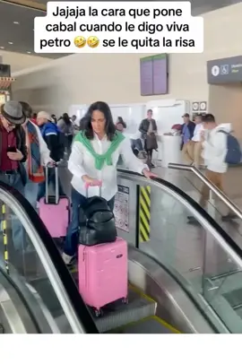 #Nacionales Un ciudadano le grita viva petro a la senadora María Fernanda Cabal, así fuè su reacción. #CartagenaAlternativa  #Noticias  #DelLadoDeLaGente 