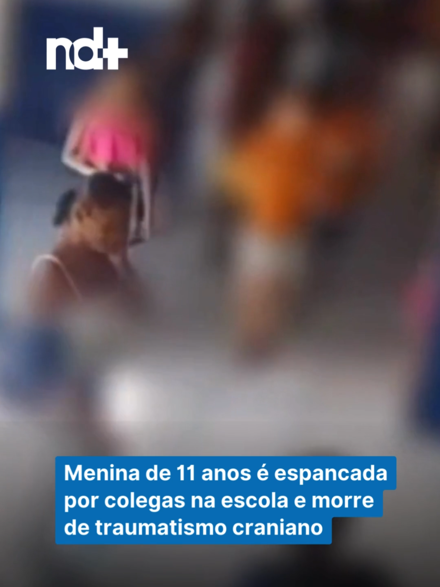 A estudante Alícia Valentina, de 11 anos, morreu após ter sido espancada por colegas de escola em Belém do São Francisco, no sertão de Pernambuco, na última quinta-feira (4). Segundo o laudo médico divulgado pelo IML, a menina morreu em decorrência de um traumatismo cranioencefálico provocado por um instrumento contundente. Alícia foi agredida brutalmente com socos e empurrões, além de ter batido a cabeça no chão durante o ataque. Após a agressão, com o nariz ensanguentado, a menina teria pedido ajuda aos funcionários da escola. Ela foi levada ao hospital municipal e liberada. Em casa, apresentou sangramento no ouvido e foi atendida novamente em um posto de saúde. Em seguida, começou a vomitar sangue e foi levada com urgência ao hospital regional de Salgueiro, cidade próxima a Belém do São Francisco, sendo posteriormente transferida para o Hospital da Restauração, em Recife, em estado crítico e irreversível. A instituição não se pronunciou sobre as agressões. A Polícia Civil de Pernambuco instaurou um inquérito para investigar o caso. 🎥 Reprodução/Redes Sociais #notícias#pernambuco#educação#segurança#investigação