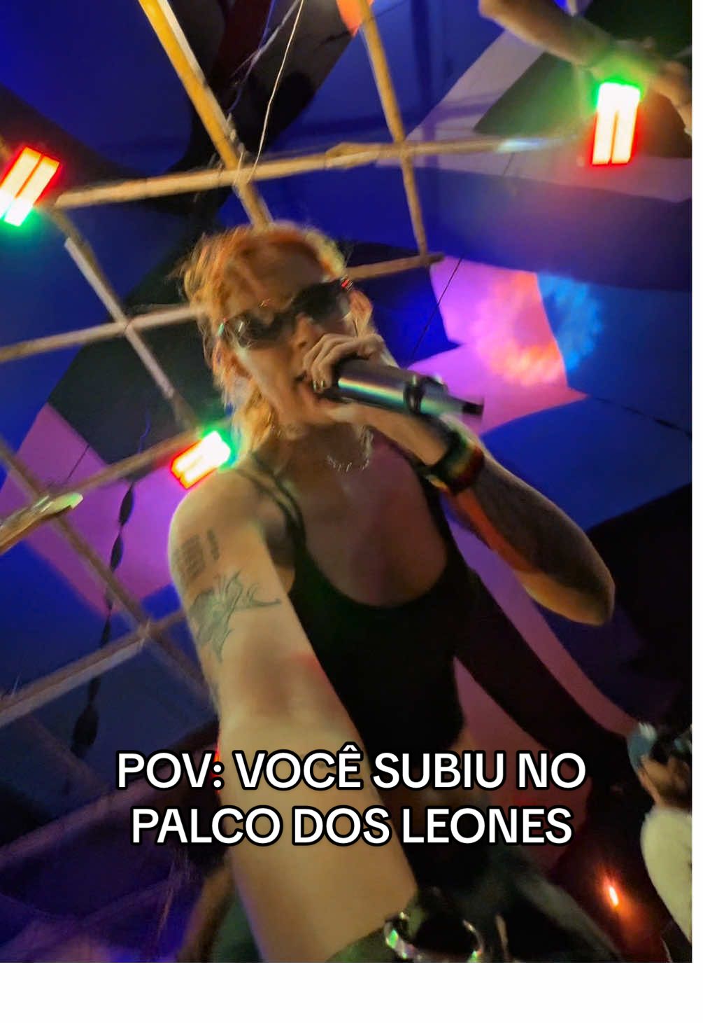 Aquele combo de fim de show caótico: Marina descabelada e os Leones descontrolados e todo mundo fora de controle! Nosso jeitinho 🤪🎶💃🕺🎤🎸🎹🥁 #marinaeosleones #reggaeton #reggae #fy 