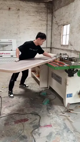 A special-shaped edge bonding machine,#woodworkingmachinery #edgebandingmachinefactory #edgebandingmachinemanufacturer #curveedgebandingmachine #edgebandingmachine 