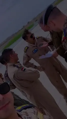 ليلة بطلعتين في مثل هذا اليوم ١١ /٩ من عام ٢٠١٥ وعند ورود المعلومات الاستخباراتية عن الاهداف ، كانت هذه المعلومات تخضع للتحليل المعمق لغرض الاستفادة منها في  رصد تحركات  الدوا11ش واستهدافهم بصورة دقيقة ، وفي احد الايام وصلت المعلومات بتجمع الدواع11ش الارهابيين في احدى القرى الشرقية لمدينة الموصل وعند وضع الخطة ومقارنة المعلومات تبين ان االارهابيين يتحركون بين قريتين في عمليات التقدم والانسحاب وكنت قدوضعت خطة مسبقة لضرب القرية الثانية في يوم اخر ضمن جدول الضربات التعبوية الذي ينفذه التشكيل تباعا ، ولكن عند التدقيق بالمعلومات تبين لي ان الدو11ش في حال استهدافهم في هذه القرية سيكون اتجاههم بالانسحاب والاخلاء للقرية الثانية التي على جدول الضربات اللاحقة، هنا قمت بحساب وقت الطلعة والذي تبين انه قصير ، فدفعني ذلك للمشاورة مع المستشارين وطاقم الطيران في امكانية استعدادهم لتنفيذ ضربتين متتاليتين في نفس الليلة ، اي اننا نقوم بتوجيه الضربة الاولى للدو11ش ومراقبة رد الفعل المتوقع بالانسحاب والاخلاء للقرية الثانية ونستغل هذا الوقت لغرض اعادة التحميل بالقنابل والعتاد والتوجه نحو الهدف الثاني (القرية الثانية) للقضاء على ما تبقى من من الدواعش ، لكن قبل ذلك والاهم كان النقاش مع مجموعة الفنيين الارضيين واختصاصيي الاسلحة حول الامكانية المتاحة والوقت المطلوب لاعادة التسليح للطائرات والعودة بالطيران مرة ثانية نحو منطقة الاهداف وضرب العدو الداع/شي المتقهقر في القرية الثانية ، فكان جوابهم وكما عهدتهم ولسنيين طويلة من العمل معي ، (توكل بالله سيدي) وسنكون انشاء الله عند حسن ضنك ونجهز ونسلح الطائرات باسرع وقت ممكن ، وهذا ما جعلني اطمئن للخطوة الرئيسية بالتنفيذ ، وعند طرح فكرتي عن التنفيذ وبهذه الخطة على النستشارين والطاقم تفاعل الجميع وبرغبة عالية للتنفيذ لهكذا نوع من الواجبات المميزة والجريئة ، بعد الحصول على توافق الجميع على التنفيذ وكلٌََ حسب دوره تم وضع الخطة وفق التكنيك الذي يحصل لاول مرة في واجبات طيران الجيش وارسالها لغرض الحصول على الموافقة من العمليات المشتركة بعد المناقشة مع السيد قائد طيران الجيش (الفريق اول الطيار حامد المالكي) الذي بارك لنا الخطة واكد توصياته لي بالحفاظ على قواعد الاشتباك و قوانين واوامر سلامة الطيران  وبعد المتابعة وصلت  الموافقة على طيران التشكيل المكون من طائرتين مي ١٧ محملة بالقنابل والصواريخ لتنفيذ الضربات ، كان الترقب شديد والامنيات كبيرة بنجاح المهمة ، ومن المفارقات ان ليلة التنفيذ كانت يوم ١١ ايلول وهذا سبب كبير جعل طواقم طيران التحالف يقدمون كافة التسهيلات بالحماية والمتابعة والاتصال  ، وفعلا تم اقلاع تشكيل (سومر) من مطار اربيل بالساعة الواحدة ليلا والتوجه للهدف الاول وبارتفاع ٢٠٠٠ م وبعد ٢٢ دقيقة من الطيران قمت باسقاط قنبلتين على مواقع الدواع11ش وقامت الطائرة الثانية بتوجيه الصواريخ على الاهداف وتدميرها وقد تعالت الاصوات من طائرات الحماية (التحالف الدولي) بدقة الاصابة وتدمير الهدف ، بعدها قمت بالتوجه بالتشكيل الى مطار اربيل والنزول بسلام وكان الجميع بالانتظار للتهنئة بسلامة العودة ودقة التنفيذ وتهيئة العتاد للتحميل وهنا لابد من الاشادة بفنيي الاسلحة الابطال الذين علقوا القنابل وعمروا الصواريخ بكل كفاءة وسرعة ومعنويات عالية وقلوبهم قبل السنتهم تلهج بالدعاء لنا بالتوفيق والسلامة والنجاح في القسم الثاني من العملية، ولم يخيب الله دعائهم وظنهم بنا فقد تحقق ما كنا نتوقعه، فقد انسحب الدواعش للقرية الثانية وبطريقة مرتبكة وماهي الا دقائق قصيرة ونحن فوقهم وبتوفيق من الله قمنا بصب النيران عليهم من طائراتنا لنجعلهم أشلاءأ وحطام والعودة بسلام رافعين رؤسنا نصراَ وفخراَ بنتائج هذه الليلة البطولية التي كانت علامة مظيئة في تاريخ معارك طيران الجيش التي تكللت بالنصر الكبير وتحرير جميع المناطق المغتصبة من قبل الدوا11ش الإرهابيين، تحيتي للرجال الشجعان الذين كانوا معي من طواقم الطيران والمهندسين وتحية خاصة لفنيي الاسلحة وهم عماد مخيبر واحمد ابو ريماس والبطل طه وعلاء وكل من شارك وتابع الواجب تلك اللية التي لاتنسئ والرحمة والخلود للشهداء الأبطال الذين ضحوا بارواحهم من اجل حفظ ارض وسماء العراق العظيم. اللواء الطيار  احمد الساعدي ٢٠٢٥ Stuart Bothwell  Eric Eberlein 1:00 a.m.