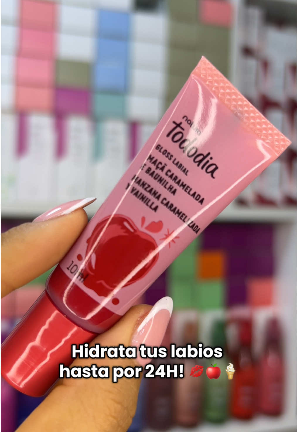 ¡Labios bonitos y con un aroma exquisito con el nuevo aroma edición limitada de Natura! 💖 Manzana caramelizada y vainilla 🍦🍎  ✅ PEDIDOS WHATSAPP 912 892 441.  #gloss #glossy #glossylips #naturaperu #glossviral 