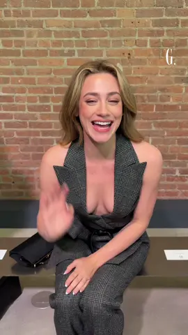 POV : @Lili Reinhart nous dit coucou au show @Michael Kors (et oui, on a rougi).