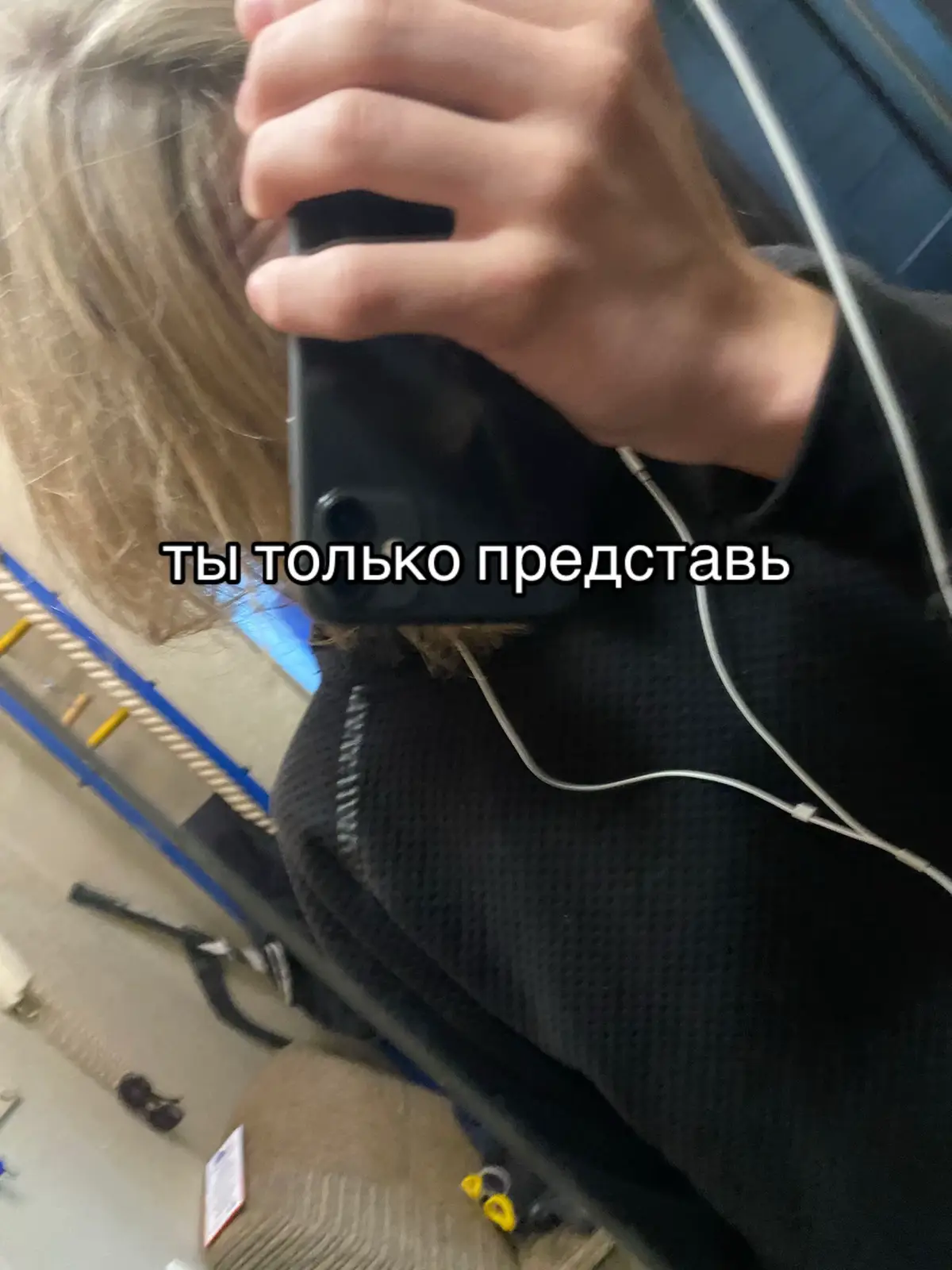 Любовь - это глубокое, интенсивное чувство привязанности и устремленности к другому человеку или объекту, часто сопровождающееся положительными эмоциями. Это сложное явление, которое может проявляться как в виде страсти, так и в виде нежной привязанности и заботы. Любовь играет важную роль в жизни человека, являясь основой для создания и поддержания близких отношений, а также оказывая влияние на эмоциональное благополучие. Различные аспекты любви: Чувство привязанности: Любовь часто включает в себя сильную привязанность к другому человеку, желание быть рядом с ним, заботиться о нем и доверять ему. Эмоциональная вовлеченность: Любовь включает в себя широкий спектр эмоций, от радости и счастья до грусти и печали. Философская категория: Любовь рассматривается как одна из основополагающих ценностей в философии, часто связываемая с понятиями добра, красоты и справедливости. Различные виды любви: Существуют разные виды любви, такие как романтическая любовь, дружеская любовь, семейная любовь и другие. Влияние на поведение: Любовь может влиять на поведение человека, побуждая его к самоотверженности, жертвенности и стремлению к благу другого человека. Связь с влюбленностью: Влюбленность часто является начальной стадией любви, но не всегда перерастает в настоящую любовь. Влюбленность может быть более страстной и краткосрочной, в то время как любовь - более глубокой и стабильной. Любовь как искусство: Любовь часто является темой в искусстве и литературе, отражаясь в различных формах - от романтических историй до трагедий. В целом, любовь - это многогранное и многозначное явление, которое оказывает глубокое влияние на жизнь человека, его отношения и мироощущение. #щп #любимая #люблю #глобальныерекомендации #любовь❤️ 