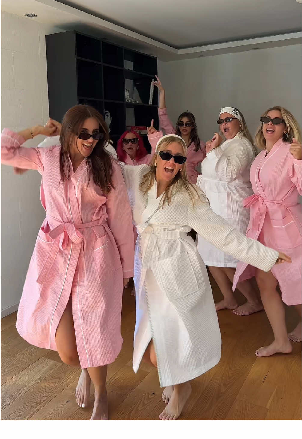 Wie findet ihr unsere neuen Outfits? 🧖‍♀️ ##lockigflockig##bronxsistas