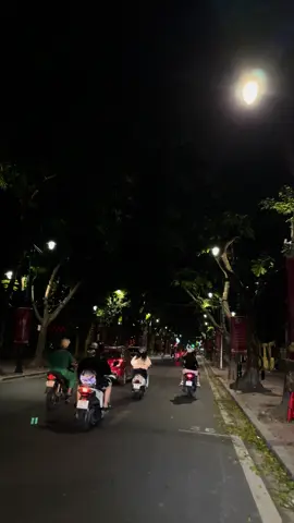 Mùa đông này có người cùng đi dạo phố thì thích nhỉ...!🙂‍↔️ #hanoi #xuhuong #viral #trending #foryou 