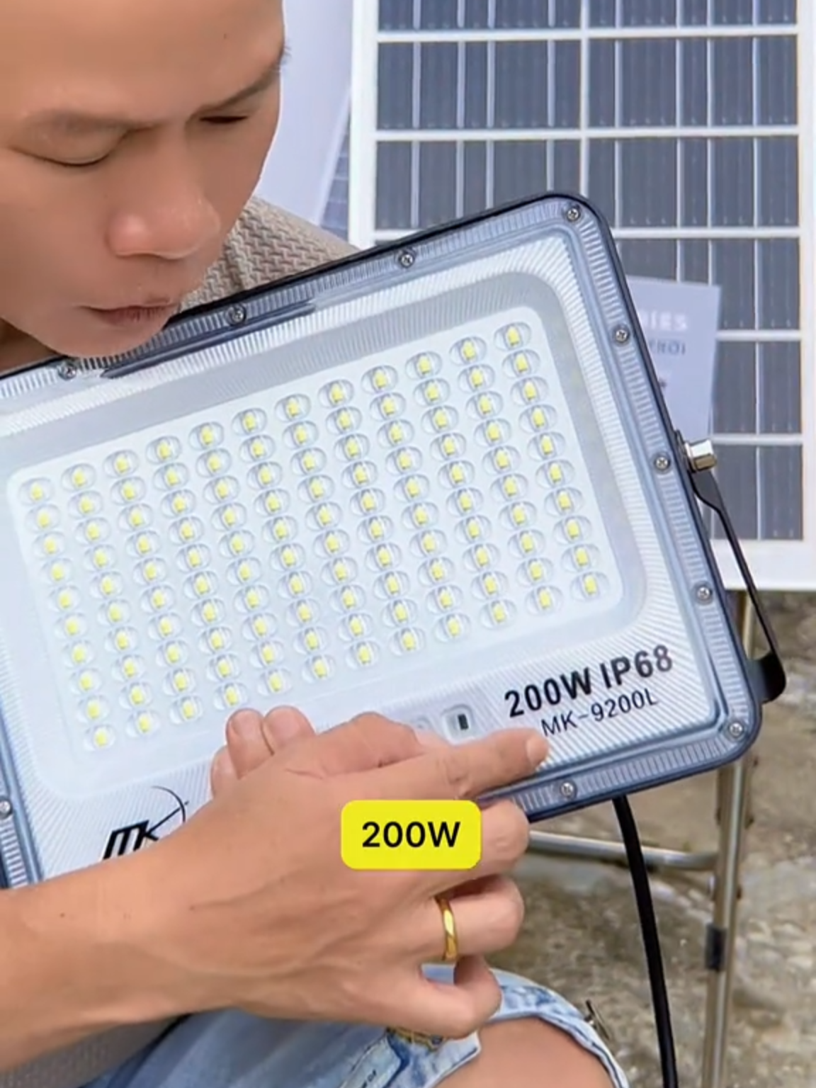 Đèn pha led chống loá mắt ngọc năng lượng mặt trời công suất 200W #dennangluongmattroi #nangluongmattroi #dnlmt #mklighting #200w #hot #capcut