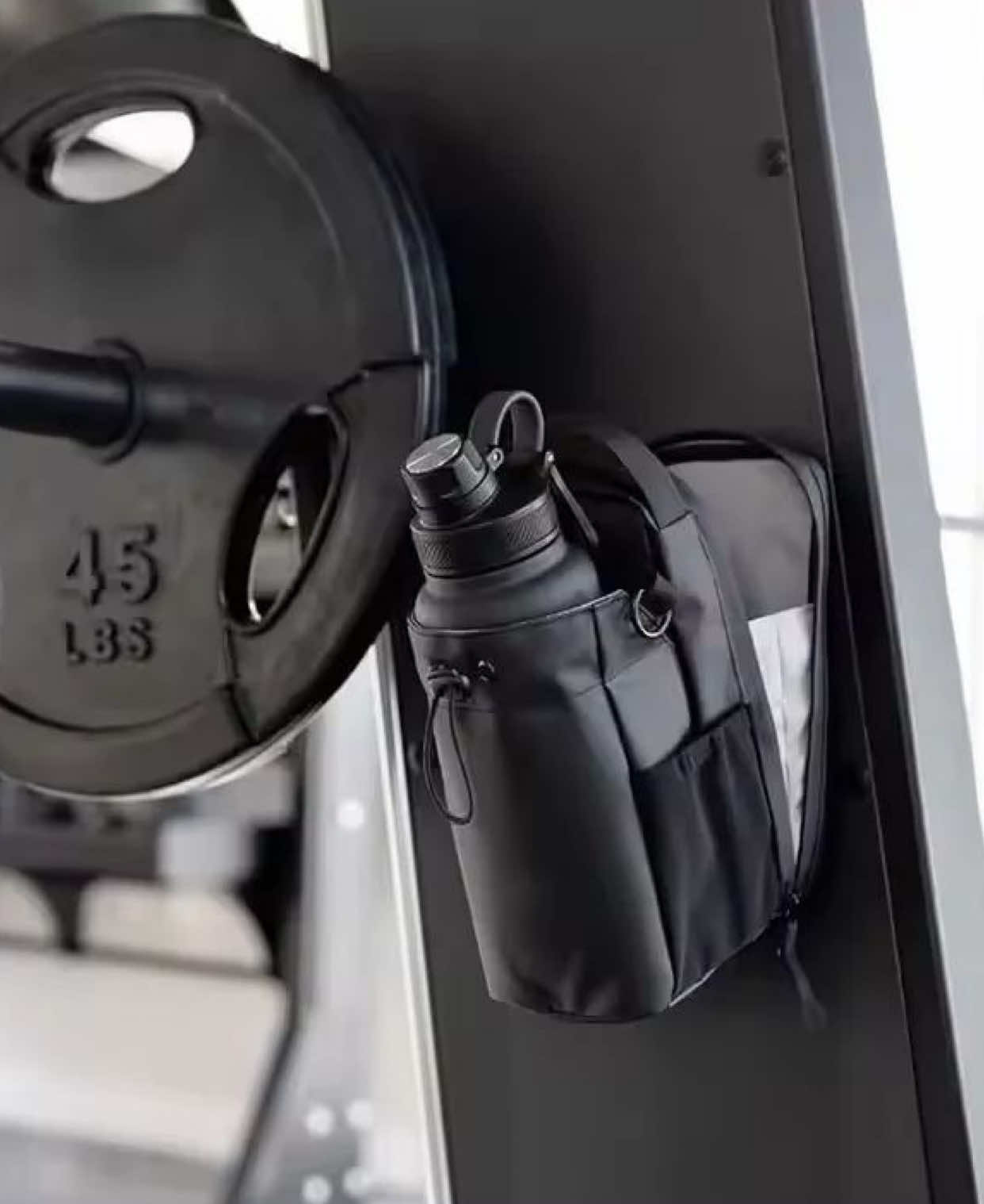 وبسعر 18 الف فقط 🔥 توفرت الحقيبة المغناطيسية الي لازم كل شخص داخل جم يستعملها ⚪️ • مغناطيس قوي يتحمل حتى 5kg 🧲 • تصميم انيق و 3 جيوب بالداخل حتى تقسم اغراضك  • جيوب خارجية اضافية  • مضادة للماء حتى الغراض الداخلية لا تتأثر  اطلبها هسه  عبر الدايركت واحمي اغراضك📲⁩ #magneticgymbag #Fitness #فتنس #viral⁩⁩⁩