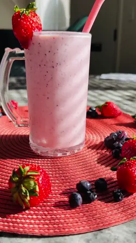 Delicious smoothie with strawberries 🍓 banana 🍌 and blueberries 🫐 #fyp #smoothierecipe #tryit #viralvideo #CapCut 