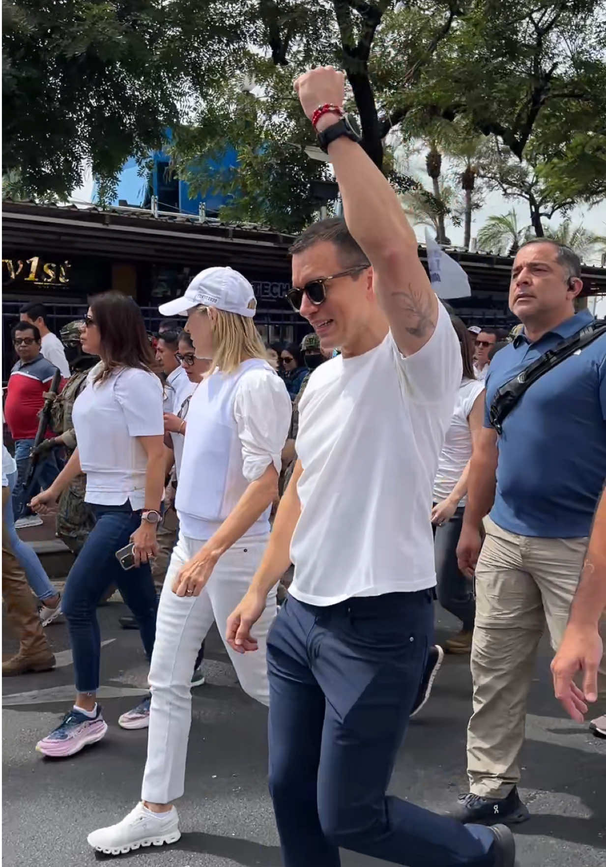 Por la paz y la seguridad seguiremos cambiando este país 🇪🇨✊🏻 #danielnoboapresidente #marcha #guayaquil #ecuador #paz