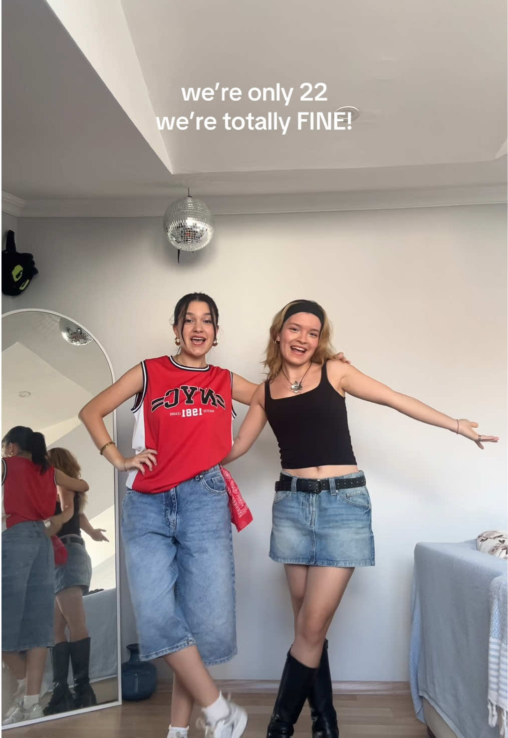 mini bir hatırlatmadır❣️  şu kötü dönemde bazen böyle şeyler de gerekiyo…  Güneşli günleri göreceğiz inanıyoruzz ☀️  #hopecore #fitcheck #fyp 