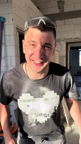 🔹 Делікатесний різ у плитці Є в роботі моменти, які я називаю справжніми делікатесами. Один із них – ось така вставочка в піддоні: різ у формі конверта, де початок іде буквально з 1 мм, а закінчується вже на 5 см. Тут треба не просто вміти різати плитку – тут треба ювелірна точність і холодні руки, бо будь-який перекос чи надмірне зусилля, і плитка може луснути ще на етапі різання. 🔹 Секрет успіху – правильний інструмент Чесно скажу, спершу мав сумнів, чи впораюсь. Але виручив новий диск від Distar – Shine, товщиною всього 0,6 мм. Такі роботи – саме його стихія. Так, коштує він близько 1800 грн, але результат того вартий. За 4 хвилини з подачею водички вдалося зробити різ чисто й акуратно. 🔹 Висновок Диск реально мега-крутий, рекомендую його для тонких, делікатних робіт. А ще приємно усвідомлювати, що, як кажуть, «є ще порох у порохівницях». Хто би що не казав, але руки у Володьки не трясуться 😉 #плиточник #рекомендації 