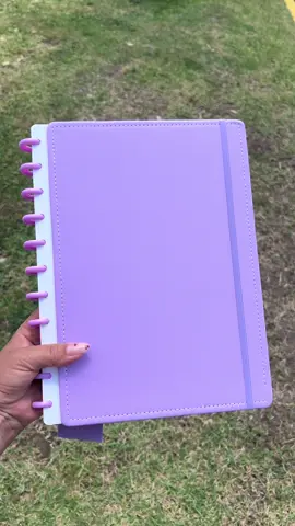 Caderno disco com folhas reposicionáveis 🥰 Tamanho A4 - Vem com 80 folhas e 3 divisórias.  R$:84,99 #papelaria #cadernointeligente #papelariafofa #lojafisica #aracaju               