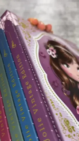 Detalhes de uns dos cadernos mais lindos que já vimos 💖✨ . #jolie #jolie20anos #tilibra #cadernodecorado #vintage 