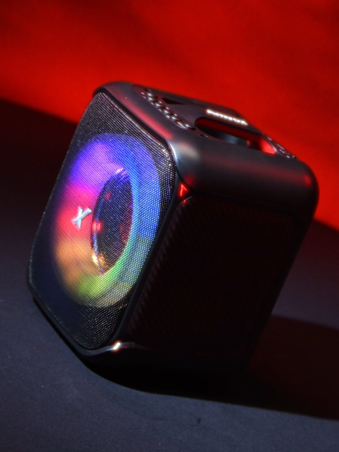 ACA 150 Pop: a caixa que anima qualquer momento! Com 150W RMS, woofer de 4” e rádio FM, você leva o som e a vibe pra qualquer lugar.