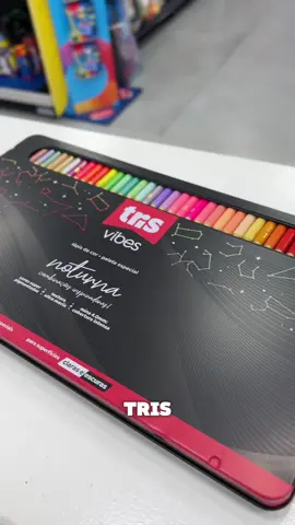 Chegou a coleção TRIS VIBES na GGPEL (paleta especial noturna) 🌈  Cores super pigmentadas, com mina de 4mm e textura macia. São perfeitos para usar em papéis claros e escuros! 72 lápis nesse estojão lindo por R$229,90! Não perde essa novidade! Vem garantir o seu! 🎨🖤 #ggpel #trisvibes #tris #lapisdecor #pintura    