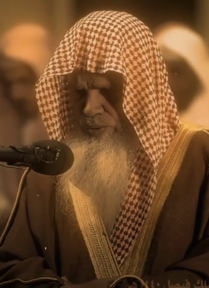 { إِنَّ أَصْحَابَ الْجَنَّةِ الْيَوْمَ فِي شُغُلٍ فَاكِهُونَ (٥٥) هُمْ وَأَزْوَاجُهُمْ فِي ظِلَالٍ عَلَى الْأَرَائِكِ مُتَّكِئُونَ (٥٦) لَهُمْ فِيهَا فَاكِهَةٌ وَلَهُمْ مَا يَدَّعُونَ (٥٧) } [سُورَةُ يسٓ: ٥٥-٥٧] - تفسير المختصر: إن أصحاب الجنة في يوم القيامة مشغولون عن التفكير في غيرهم؛ لما شاهدوه من النعيم المقيم، والفوز العظيم، فهم يتفكهون في ذلك مسرورين.هم وأزواجهم يتنعمون على الأَسِرَّة تحت ظلال الجنة الوارفة.لهم في هذه الجنة أنواع من الفواكه الطيبة كالعنب والتين والرمان، ولهم كل ما يطلبون من الملاذِّ وأنواع النعيم، فما طلبوه من ذلك حاصل لهم. #علي_الحذيفي #سورة_يس 