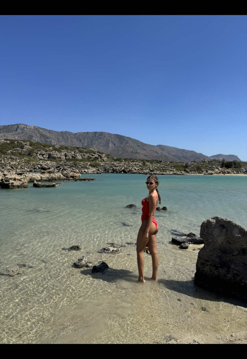 Ce mănânc într-o zi de vacanță, pentru echilibru hormonal și greutate stabilă? Totul e foarte simplu. ✅  1. Păstrez regula celor trei mese principale.  2. Am grijă să am în farfurie o sursă de proteină completă sau complementară, o sursă de grăsimi bune și neapărat multe fibre. Cele din urmă mă ajută să evit dereglările digestive și să mențin un tranzit intestinal sănătos, fără constipații (un lucru important în vacanță). 🦠 3. Supliment cu Omega3, de cel puțin 700 EPA+DHA, pentru suportul antiinflamator, susținerea inimii dar și sănătatea intestinală❗️ 4. Supliment cu probiotice  de la Zenyth, pentru menținerea echilibrului în microbiomul intestinal. Pentru că știți voi… în vacanță mâncăm alimente sau combinații neobișnuite, deseori în locuri necunoscute, respectiv avem nevoie să ne păstrăm echilibrul dintre bacteriile bune și cele „mai puțin bune”. 🦠🦠🦠 5. Și nu în ultimul rând - APĂ! 💧 Multă apă. Atât de dimineață, pe parcursul zilei, cât și seara. ✅ Să nu uiți nici de o pauză alimentară de 3-4h înainte de somn, pentru un somn odihnitor dar și regenerarea sistemului digestiv.  Până la urmă, vacanța este despre refacere și regenerare și nu despre excese și abuz alimentar.  #sfaturinutriție #cemanancintrozi #nutritie 