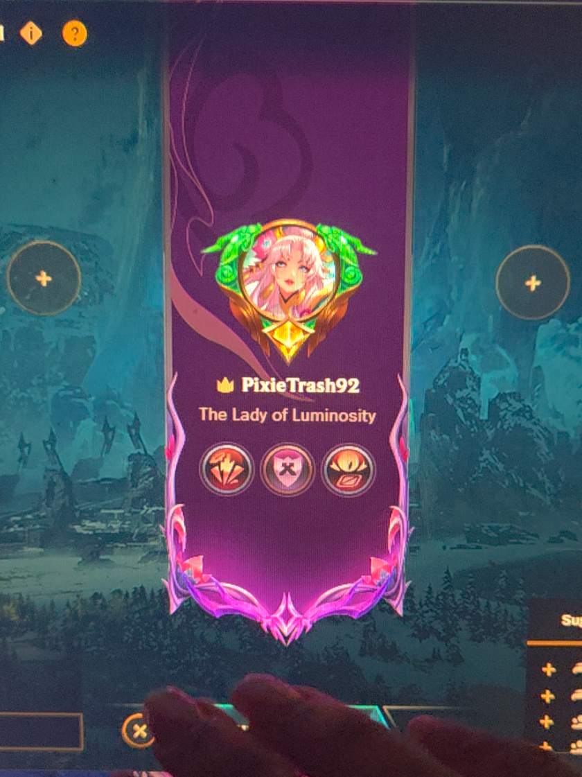 Jedan od esportaša (Bwipo) je rekao da žene ne pripadaju profesionalnom LOL-u zbog menstruacije.  Možda je mislio na općenito negativan stav da je to isključivo muški hobi, ili da većina nema prilike uopće se upustiti u natjecanja ili možda da je još uvijek obeshrabrujuće pojedinim osobama zbog toksičnosti pa mu se slučajno omaknuo šovinizam i nepoznavanje biologije. Jer sigurno dosad već taj argument nismo dosada čuli u brojnim drugim sferama života. A ništa, idem plakati, kme kme.😁