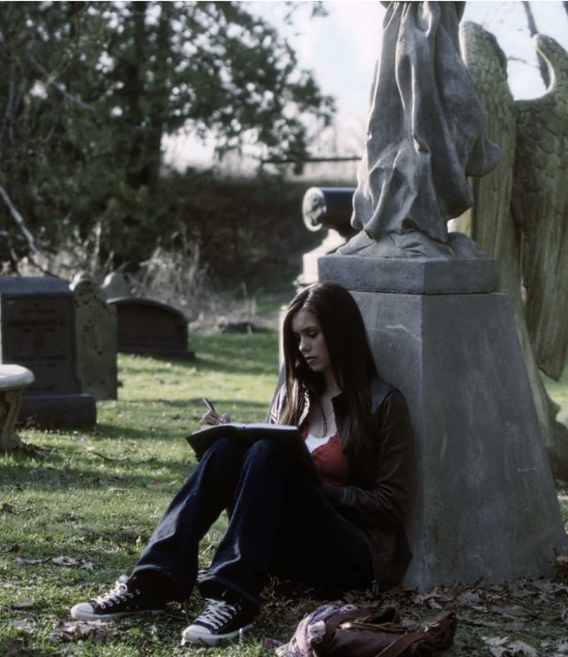 when the sun hits ☁️🍂                      #elenagilbert #rorygilmore #bellaswan #viral #falledit cc ant