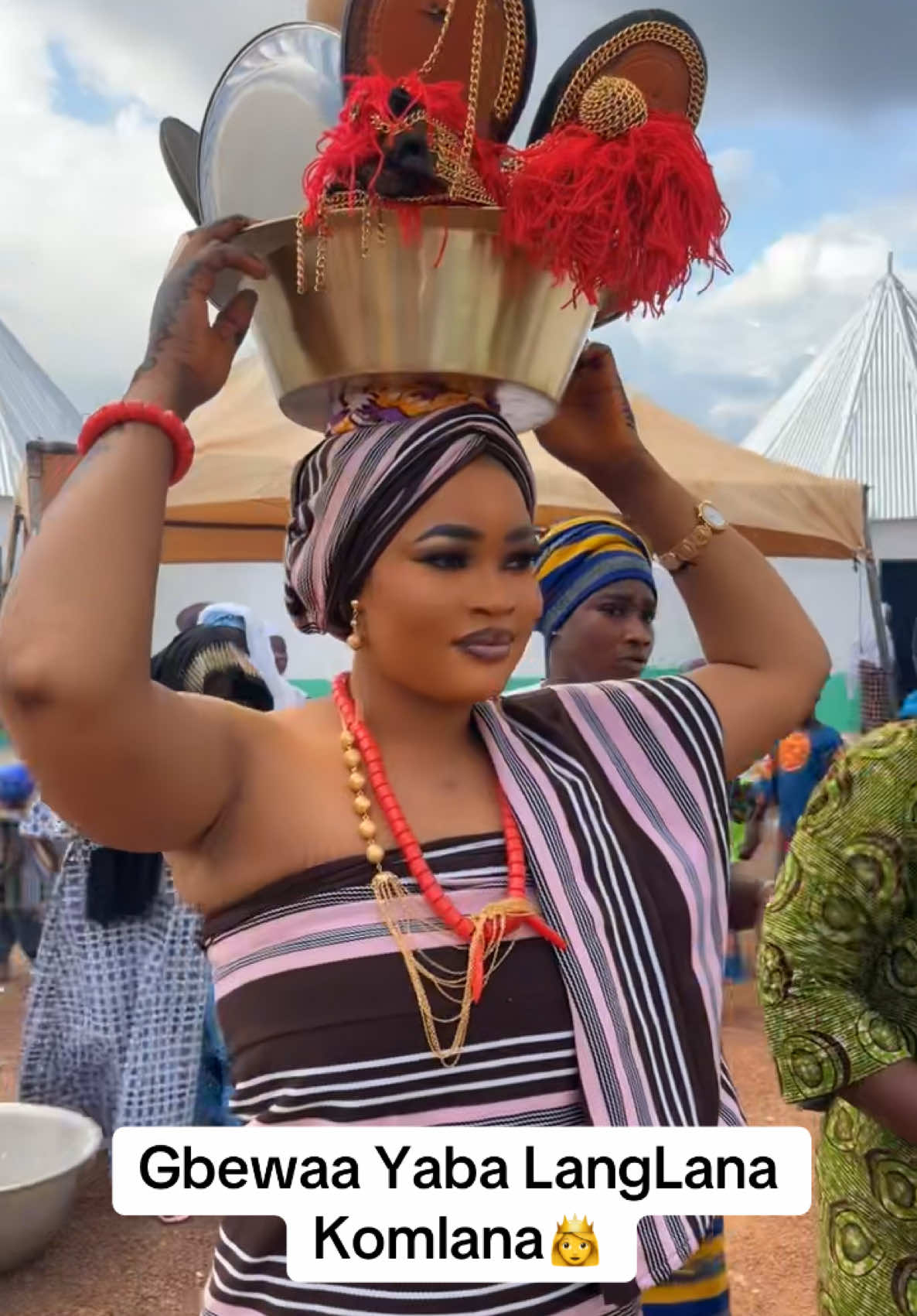 Komlana, last wife of Naa Yaba LangLan🙌🏾upholding tradition with grace as she carries the sacred water for today’s Damba Belkulisi👸A living symbol of heritage, dignity, and continuity of our customs🙌🏾 #tamaletiktokersofficial #dagbani #culture #dagbanitiktok #tamaletiktokersofficial🇬🇭 