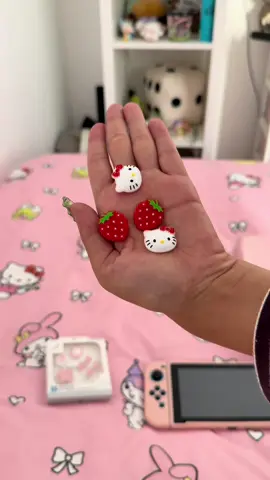 apaixonada no botão de hello kitty 🩷😛🐱