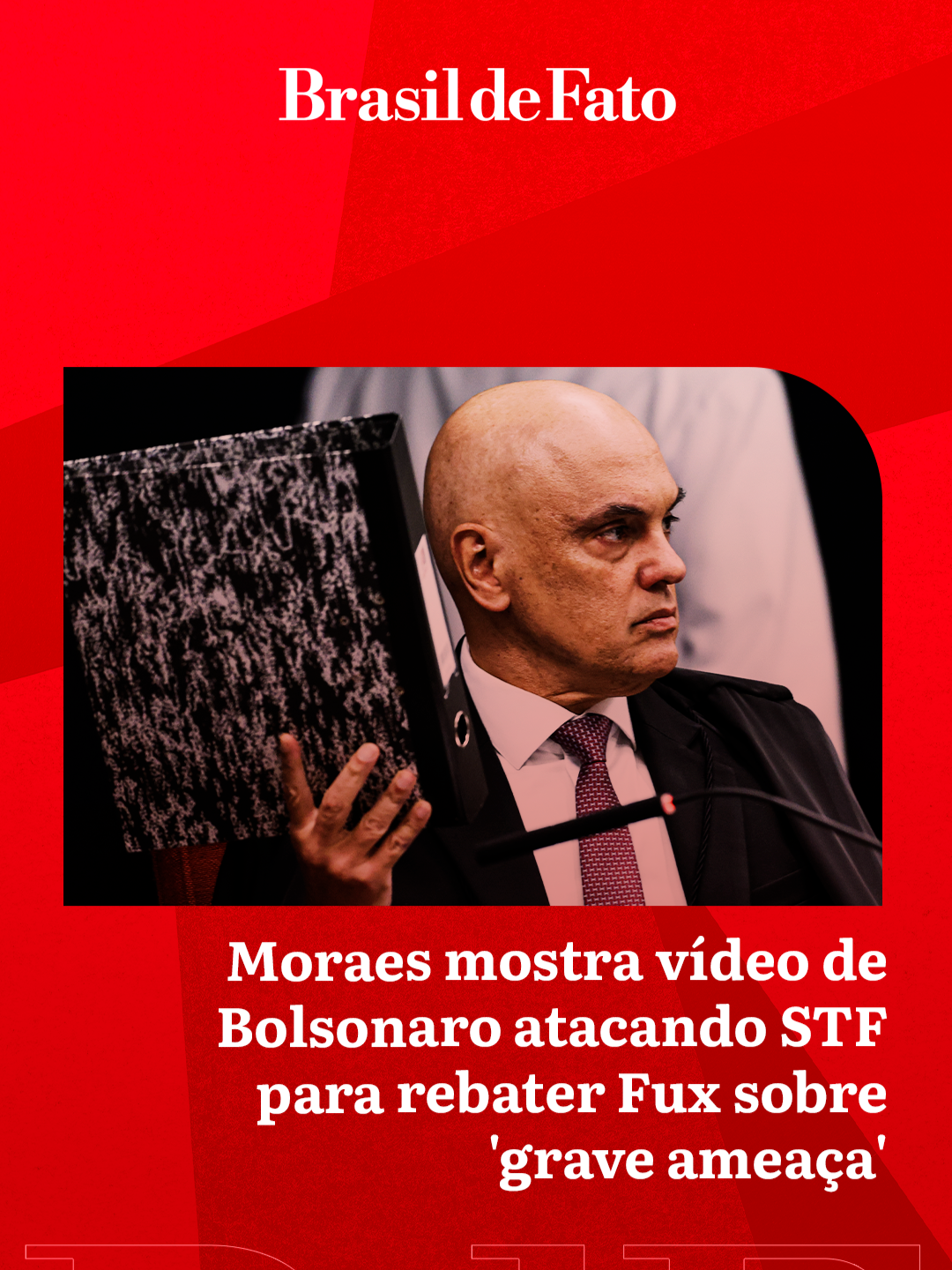 Torta de climão bem servida 🍰💥  Sem quaisquer condições de alterar o resultado do julgamento sobre a trama golpista, o voto de 14h do ministro Luiz Fux, ontem (10), conseguiu criar um clima de constrangimento absoluto no plenário da 1ª Turma do STF. Hoje (11), durante o voto da ministra Cármen Lúcia, o relator do caso, Alexandre de Moraes, pediu um aparte que, pelo conteúdo, foi pensado e programado como resposta direta ao voto de Fux, que descartou o crime de organização criminosa apresentado pela PGR. “Não foi um domingo no parque, não foi um passeio na Disney”, disse Moraes. “Foi uma tentativa de golpe de Estado, não foi combustão espontânea. Não foram baderneiros, descoordenados que, ao som do flautista, fizeram fila e destruíram a sede dos Três Poderes. Foi uma organização criminosa”, frisou o ministro relator, referindo-se ao 8 de janeiro.  “As funções e o que eles desempenhavam, tudo voltado para o mesmo fim, liderados por uma pessoa, por uma figura central. Por isso, é que é uma organização criminosa, liderada por Jair Messias Bolsonaro, que tentou simplesmente se apoderar do Estado”, ressaltou. Acompanhe a cobertura no #BrasildeFato