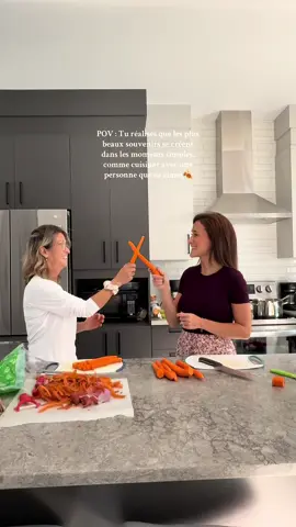 Enregistre pour faire notre recette ! 🥕🍂🎃🧣 1 oignon émincé 2 c. à soupe d' huile d’olive 1/3 tasse de  sirop d'érable 10 carottes pelées et coupées en petits morceaux 2 patates douces pelées et coupées en petits morceaux 6 tasses de bouillon de poulet Sel et poivre 🍜 #recettesimple #soupe #famille #momanddaughter 