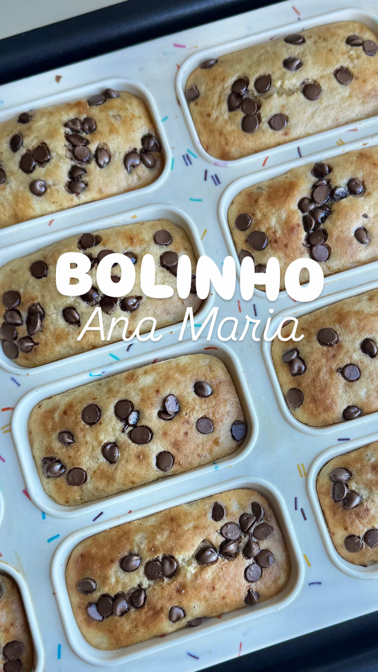 BOLINHO ANA MARIA  Receita prática e deliciosa para você substituir os bolinhos Ana Maria industrializados, que na minha opinião deveria estar na lista dos piores alimentos a serem oferecidos para as crianças.  Faça essa receita! Seu filho vai adorar e a lancheira vai voltar vazia!  INGREDIENTES: - 3 bananas maduras - 4 colheres (sopa) de farinha de aveia - 4 colheres (sopa) de farinhas de amêndoas ou mix de farinhas sem glúten - 2 colheres (sopa) de açúcar demerara ou mascavo - 3 ovos - 1 colher (sopa) de óleo de coco líquido ou óleo de girassol - 1 colher (chá) fermento químico - Opcional finalizar com gotas de chocolate  MODO DE PREPARO: Amasse as bananas e transfira para um recipiente, acrescente as farinhas e o açúcar. Em seguida, adicione os ovos e o óleo. Mexa até obter uma mistura uniforme e finalize com o fermento. Coloque em forminhas de individuais untadas. Finalize com as gotas de chocolate se assim desejar. Asse em forno preaquecido a 180 graus por cerca de 20 minutos ou até que ao teste do palito, ele saia limpo. Rendimento: 12 unidades.