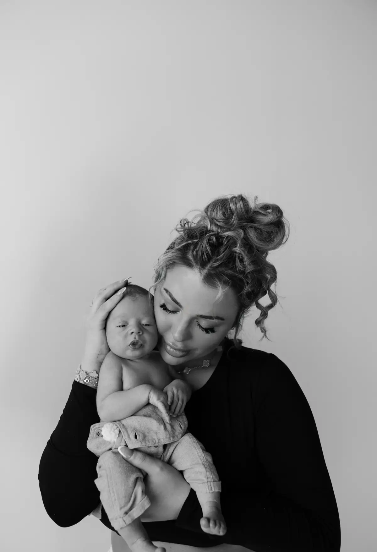 Living life on the Ledge🖤🤍😭 #newbornbaby #mommy 