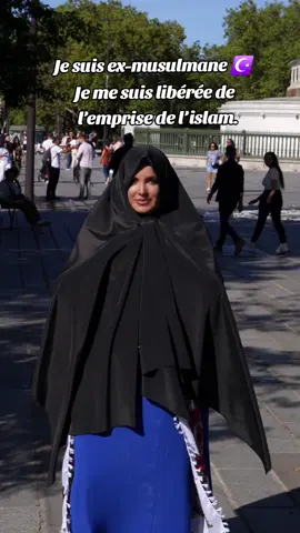 Le lever de voile est devenu le symbole de la liberté de toutes les femmes, de toutes les religions et de toutes les nations. Ce n’est pas un acte anti-musulmane ou anti-religieux, bien au contraire. C’est pour rétablir une réalité cachée à toutes les femmes. En islam, dans la sourate Al-Ahzab (33:59), le voile sert à distinguer la femme libre de l’esclave. Dans la sourate An-Nisa (4:34), il est écrit que la femme libre voilée doit obéir à son mari et qu’en cas de désobéissance, par exemple si elle ne se voile pas ou ne le satisfait pas sexuellement, il peut la frapper. La femme libre voilée est donc soumise à son mari, tandis que milk al-yamin, non voilée, l’esclave sexuelle, était utilisée pour assouvir les besoins des hommes ou même servir la femme libre. Jusqu’en 1960, des femmes ont encore été vendues devant la Kaaba. Et si, dans d’autres religions ou idéologies patriarcales comme le christianisme ect.. le voile a pu exister, il a fini par reculer et n’est plus imposé de la même manière, car il était lui aussi un signe d’infériorité et non de liberté. Le voile n’a jamais été un signe de liberté, mais de soumission et de hiérarchie. Je ne dis pas que la solution est de forcer les femmes à l’enlever, mais de continuer pacifiquement à expliquer cette réalité. Ce voile sexiste et hiérarchique n’est pas une liberté individuelle, mais une marque de soumission. Dire que le voile est un symbole de liberté, c’est inverser les valeurs. Pour me soutenir dans mon projet Électron Libre  https://fr.tipeee.com/electron-libre-la-force-dagir #Exmusulmane #Exvoilée #Apostats #islam  Caméraman @LE MINBAR (AKKA) @pandorepan 