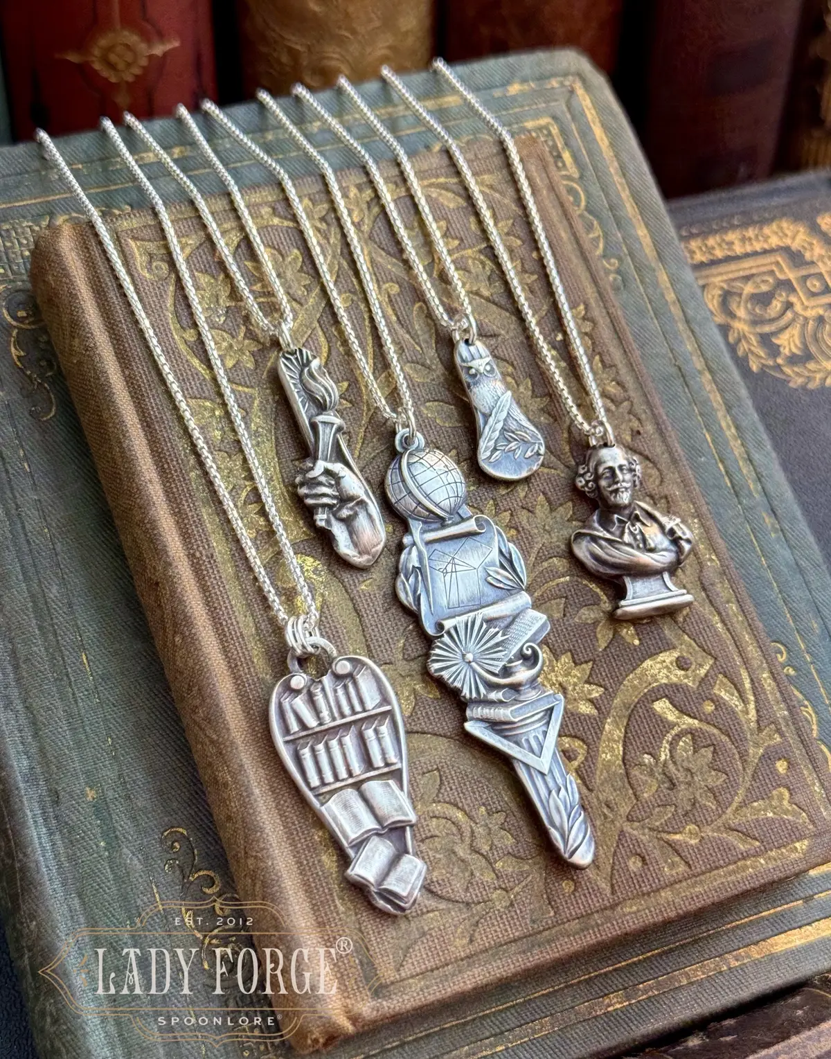 Dainty treasures for those in pursuit of knowledge, and who keep books close to their hearts ✨ Bookish patterns are always such a treat to find whenever I’m lucky enough to do so. And these here made such sweet and dainty little treasures.  A sweet little something for yourself or for little gift for your bookish friend 💛 Available now only on LadyForge.com ✨