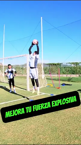 ⚡ La fuerza explosiva es clave en un portero. Es la que te permite reaccionar con potencia en fracciones de segundo. ✅ Mejora tus reflejos en atajadas difíciles ✅ Te ayuda a cubrir más espacio en el arco ✅ Aumenta tu capacidad de salto en balones aéreos 👉 Aquí les dejo un video de trabajo de fuerza explosiva para que lo practiquen. #1canfly #gkx #eamemovelazquez 