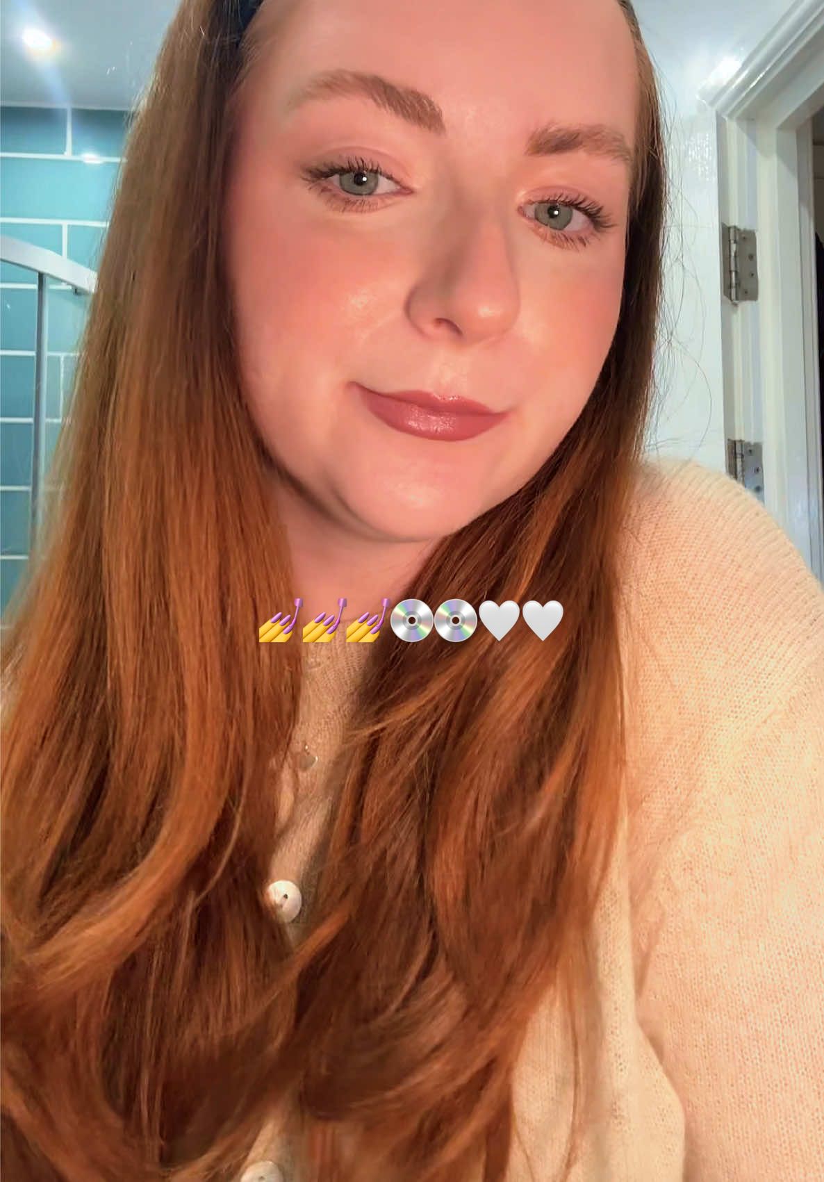 Sabrina’s album on repeat 💿🔁 #fyp #sabrinacarpenter #whendidyougethot #transitionchallenge 