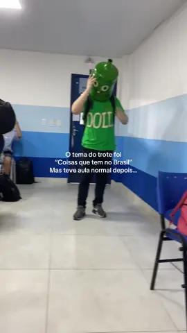 A aula toda se coçando da tinta preta…