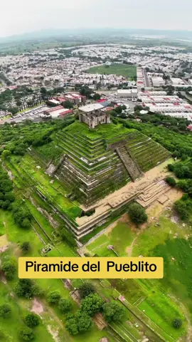 Pirámide de El Pueblito, también conocida como Pirámide de El Cerrito.  La Pirámide alcanza una atura total de 25 m. la base de la cara sur mide 83.21 por 83.75 m en su cara oriente. “Presenta escalinatas con alfardas en sus cuatro caras. Los muros de fachadas fueron construidos utilizando piedras de basalto, combinado con sillares de arenisca y calizas pequeñas. Los muros de fachada y las escalinatas estuvieron recubiertos por una capa de estuco, la cual estuvo pintada en su momento con colores rojo, ocre y azul”. Un detalle peculiar de la  Pirámide es una construcción en la parte superior llamada el Fortín,  construida en 1887 por el entonces propietario de la ex Hacienda El Cerrito,  utilizada como casa habitación. “En su arquitectura, de estilo ecléctico, se mezclan los trazos y elementos constructivos de tipo militar, como los torreones existentes en cada una de sus esquinas, con un estilo  neogótico mostrado en el diseño y dimensión de sus puertas y ventanas” #elpueblitoenlafe #seguidores #corregidoraqueretaro  #piramides  #traveltiktok 
