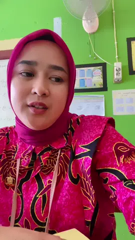 Sekolah sudah senyap, bocil2ku masih bertarung dgn PR di papan tulis😆😆😆🤣🤣#ibuguruhanna #biakhits #hanna #anakbiak #hannahmontana 