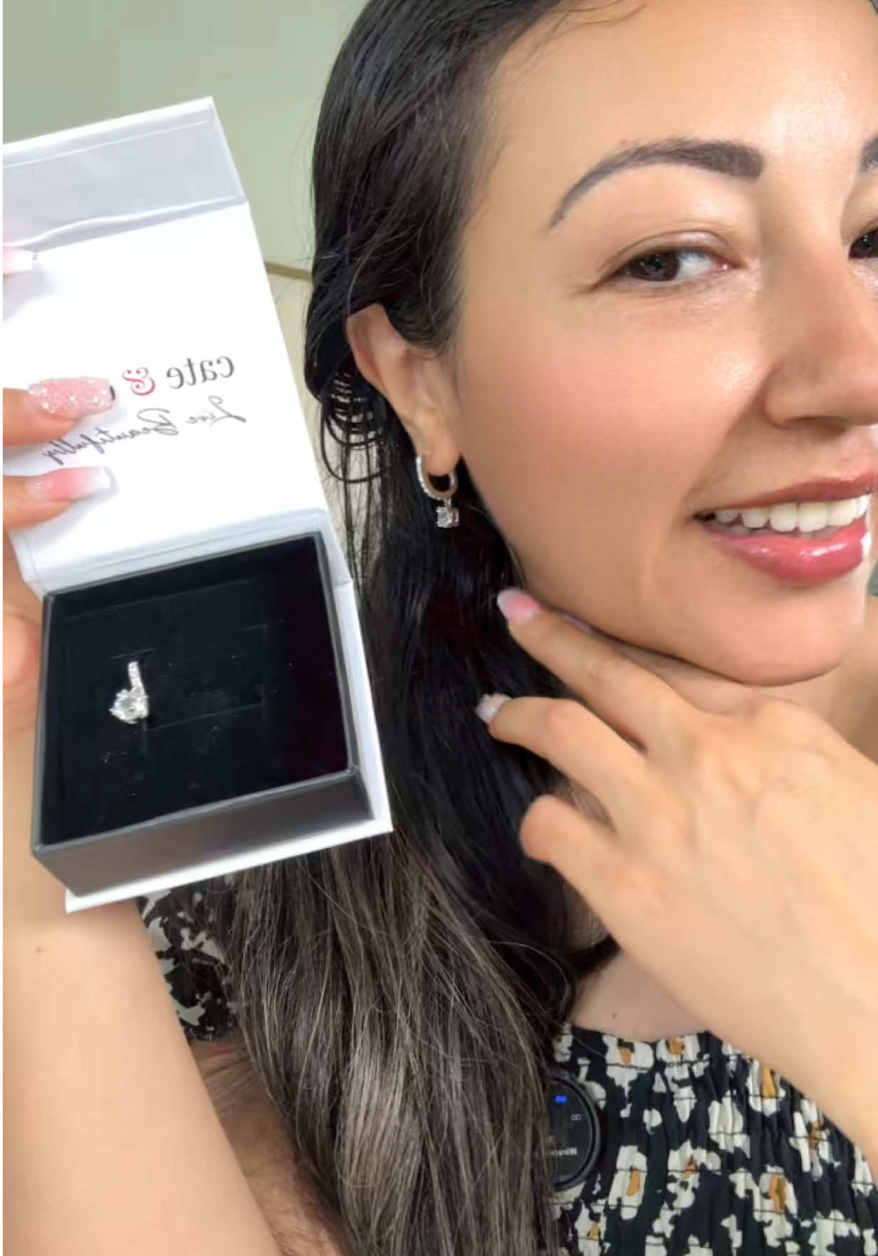 Me encantaron, te van a gustar muchísimo, también son unos aretes que no se te van a poner feo, no se te van a oxidar @Cate & Chloe #earrings #elegantearrings #18kgoldjewelry #tiktokshop 