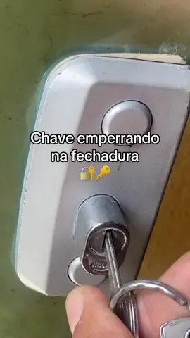 Chave emperrando na porta. Veja como resolver. Fechadura emperrando, use grafite. 😁 Cadeado emperrando? #fechadura #chave #cadeado 