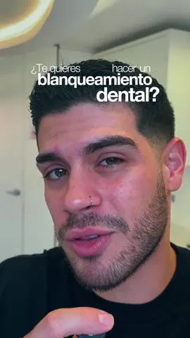 Entender qué es un blanqueamiento nunca había sido tan fácil… hasta que yo te lo explique en este video 😏 Es el procedimiento que, según la ciencia, es el más seguro de todos en la odontología y que, además, para mí es el que da cambios muy notables con muy poco 🙂‍↕ ¿Te puede dar sensibilidad el blanqueamiento? Puede ser que si 🤷🏻‍♂ eso solo lo sabemos haciéndolo, pero utilizamos una técnica que reduce esa probabilidad y como máximo, te puede durar 1 o 2 días 😉 Por eso, si quieres mejorar el color de tus dientes, ya sabes dónde te espero  #blanqueamientodental #dientesblancos #dientesamarillos #odontologia #esteticadental 
