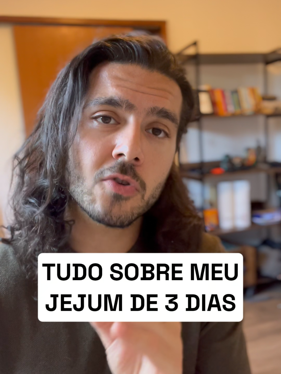 O jejum é muito mais do que uma ferramenta para perder peso. Quando você fica algumas horas sem comer, o corpo ativa um processo chamado autofagia, que funciona como uma verdadeira faxina interna, eliminando células defeituosas e reciclando o que não serve mais. Isso fortalece sua saúde de dentro para fora e, de quebra, acelera o emagrecimento. Mas tem um detalhe importante: muita gente confunde fome com a falta de sais minerais no organismo. Por isso, durante o jejum, é essencial beber água com uma pitada de sal integral. Isso ajuda a repor eletrólitos, diminui aquela falsa sensação de fome e garante que seu corpo continue funcionando em equilíbrio. Seu corpo não precisa de comida o tempo todo. Muitas vezes, ele só precisa de minerais e um pouco de disciplina.