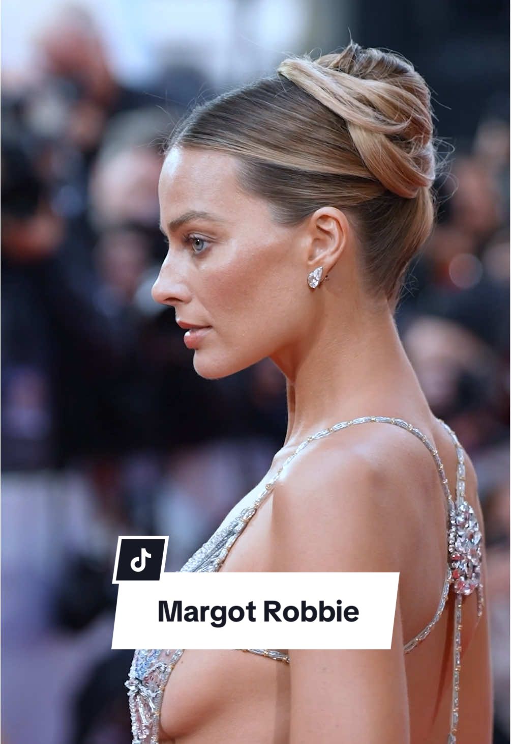 #margotrobbie in Armani Privé SS25 couture at the premiere of #abigboldbeautifuljourney in London. #voguegermany #margot #barbie  (Video: Getty Images)