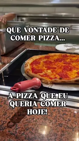 Uma das coisas que AMO nos navios da MSC é essa pizza sempre disponível no self-service! Deu ate água na boca de lembrar da pizza a bordo! Quem mais ama e está com saudades da pizza da MSC? Ps: amo pegar a pizza e um punhado de batata frita no lanche da tarde ou madrugada..kkkk  #cruzeiromaritimo #viagemdenavio #cruzeiros #naviodecruzeiro 